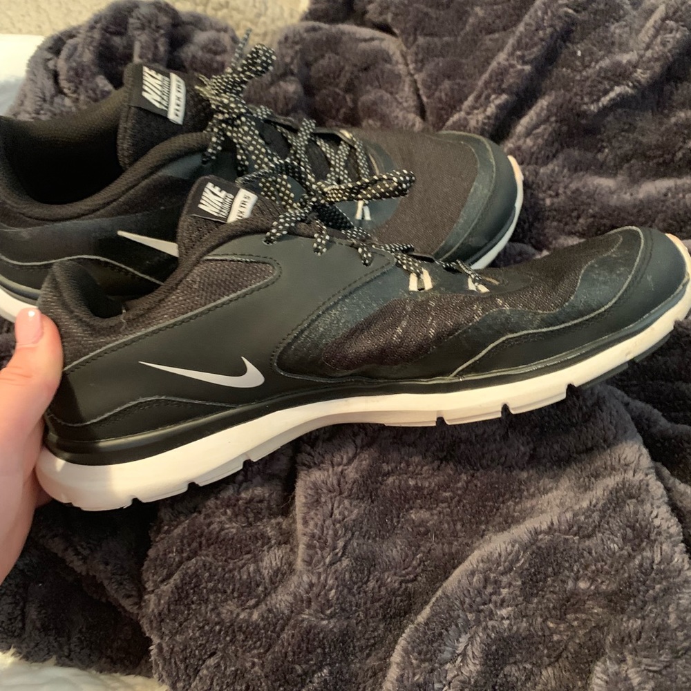 Black nike running shoes